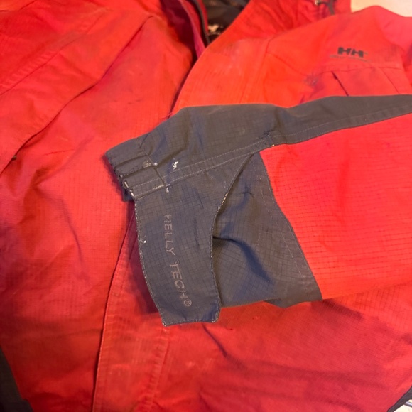 Experience warmth with Helly Hansen's vibrant red and charcoal jacket. Ideal for - Picture 8 of 12